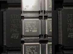 Το ολοκληρωμένο κύκλωμα QFY πελεκά τα ηλεκτρονικά συστατικά